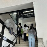 堂ヶ島食堂 - お店は2階。階段まで並んでました。
