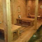 まさむね - 店内は、板の間に座る席と、カウンター席が有ります。