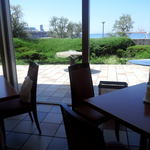 ホワイトデッキ - 窓際の席