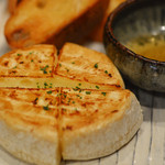 Oosaka Kicchin - 丸ごとカマンベールチーズを焼いて蜂蜜をを付けて召し上がり下さい。
