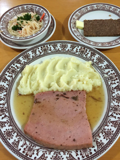 唯一無二のドイツ料理店 "コワイけど優しい親戚のおばさん家にお邪魔する" 感覚が近いかも : SEA CASTLE