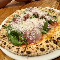 W Yokohama The Wine Hall - 生ハムとルッコラのピッツァ