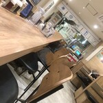 福しん - カウンター席とテーブル席