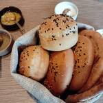 IRTHレストラン - パンは2個ずつ、ディップが美味しい