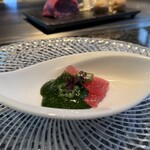 鉄板DINING集 - まぐろのお造り　ソースはモロヘイヤ