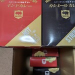 デリー 上野店 - 左が「インドカレー」、右が「カシミールカレー」。