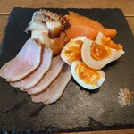 トラットリアイルポッツォ - 燻製盛り合わせ（玉子　合鴨　イカ　タコ　サーモン）