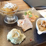 トラットリアイルポッツォ - 前菜盛り合わせ（焼き茄子とシラスのマリネ　じゃがいものジェノベーゼ　サバのリエット　砂肝のコンフィ　鶏の…すいません忘れました）