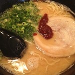 康竜 - ラーメン 750円。
麺硬さ、スープ濃さ、脂多さ、辛味噌多さ、ネギ多さ、チャーシュー有無をメモして注文するスタイル。
替玉は100円でした。