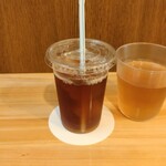 とんかつ ひびき - ソフトドリンクセットの黒ウーロン茶 (カップがSサイズのホットコーヒーくらい小さい)