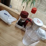 広島ラーメン小僧 - 卓上。ピッチャー置けば印象良くなるのになぁ