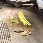 創作鉄板焼き ラフアージョ - 次のお料理が焼かれてます|｡･ω･｡`)ｼﾞｰ❤️