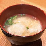 創作鉄板焼き ラフアージョ - お味噌汁もめちゃうま❤️
      沁みる美味しさ❤️
      この濃さ加減好き〜❤️