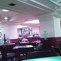 イル・ジャルディーノ - 店内です。太い柱ですね～