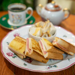 自家焙煎珈琲 カフェ・タピロス - ハムとチーズのホットサンド