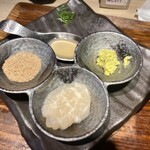 Tokyo Style Noodle ほたて日和 - 薬味と帆立のカルパッチョ　冷たいつけ汁にわさびがよく合います