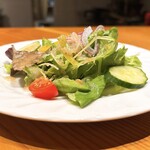 創作鉄板焼き ラフアージョ - サラダ❤️
      あっさりさっぱり美味しいドレッシングが野菜に合う❤️