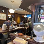 伽麗伊屋  - U字カウンター　壁際にテーブル席も