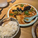 座・麻婆唐府 池袋店 - メインの白身魚と漬け唐辛子の炒め物