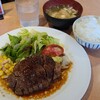 ステーキ とおる - ヒレステーキランチ(税込2,100円)
①ヒレステーキ②野菜サラダ(萵苣&赤縮緬萵苣&蕃加&玉蜀黍)③白ご飯④お味噌汁
野菜サラダのボリュームがあるのも嬉しい