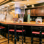 もつ焼 坊っちゃん - 焼き台の見えるカウンター席