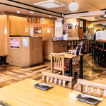 もつ焼 坊っちゃん - 入口近くのテーブル席