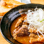 もつ焼 坊っちゃん - 旨辛！牛すじ煮込み＆ガーリックトースト