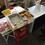 須崎食料品店 - 須崎スーパーマーケットの方のレジ横で、揚げ物発見ｗ