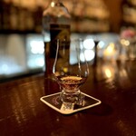 ブルーラベル - ライトな琥珀色、なんだか千と千尋の湖上駅、あんな静かに凪いだ水面のイメージ。穏やかに、ただ澄み渡っている、、そんなウィスキー(*´꒳`)_∀*”