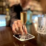 ブルーラベル - 大好きなオールドカクテル、ピンクジン♡
                                ステアする、その動作の洗練されて美しいこと(*´ω`*)