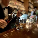 ブルーラベル - マスターのスケールを持つ所作がカッコいい(*´ω`*)