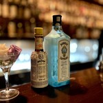 ブルーラベル - キンキンに冷えたボンベイサファイアとアンゴスチュラ・ビターズ♪