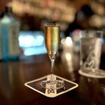 ブルーラベル - ピンクジン（Bombay Sapphire + Angostura Aromatic Bitters）
      ボンベイサファイア＋ビターズ、これが合わさると華やかな香りがさらにブーストされるのよね♪♪