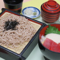ランチ　まぐろ山かけ丼とせいろそば