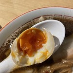 煮干しのビリー - 味玉、割っちゃいました！