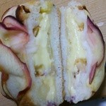 桟歩道 - リンゴとカスタードクリームのパン……断面