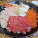 今日の四合わせ丼　マグロ・ホタテ・いくら・甘エビ　１３００円