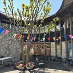 道の駅南国 ショップ風良里 - 中庭っぽいスペースかも鴨(*ﾟ▽ﾟ*)