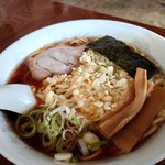 三平 - 料理写真:チーズラーメン 醤油 900円、大盛り100円(税込)