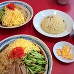 ゆたか屋 - 手前大盛、向こう普通盛、パックの辛子がよくききます