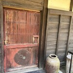 久右衛門邸 納屋カフェ - 赤く塗られた格子の戸に歴史を感じる趣ある入り口^ - ^ まるでタイムスリップしたみたい♪ 横の大きな甕（かめ）が和の雰囲気をさらに高めていて素敵♡センス良いです♪