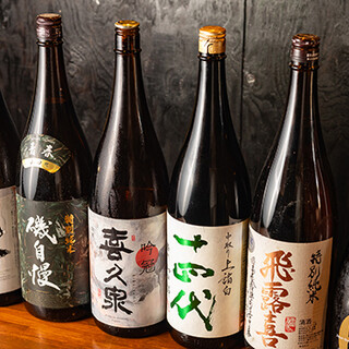 全国各地の多彩な日本酒や自家製スパイスハイボール