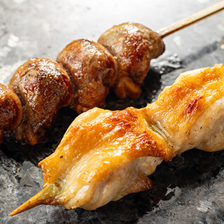 美味しい焼き鳥をおまかせスタイルで。親鶏の白レバーが人気