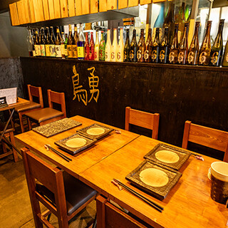 周りに気兼ねなくゆったりと食事が楽しめる半個室もございます