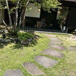 久右衛門邸 納屋カフェ - 石畳のアプローチの先に見えるのは久右衛門邸。いつか訪れてみたい憧れの邸宅。