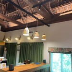 久右衛門邸 納屋カフェ - 茅葺きの天井と木の梁、そして温かな灯りが調和した　雰囲気のレジ周り^ - ^