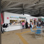 朝搾りソフトクリーム titi 藤井牧場 - 一番左のお店です