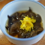 郷土料理 しまや - さもだし（ナラタケ）菊添え