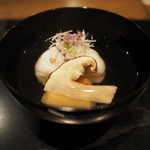 もちづき - イタヤ貝の真丈と長寿麩、松茸の椀物