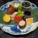 もちづき - 手前から、きぬかつぎ、いぶりがっこ、サツマイモレモン煮、茶豆と赤蒟蒻、子持ち昆布。